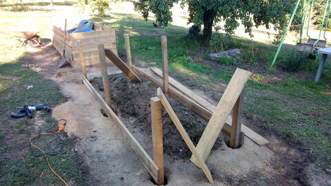 Lavernois vivrier 01 : mes premiers bacs potagers, J’ai commencé par monter mes deux grands côtés au sol, plutôt que de partir d’un coin et de tourner comme précédemment.