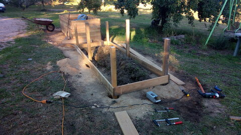 Lavernois vivrier 01 : mes premiers bacs potagers, Mettre d’aplomb et assembler la première lame de cadre n’a pas été aisé, mais non seulement le bac est déjà en place au bon endroit cette fois (je peux donc le faire seul ainsi), et surtout, j’ai pu, ou dû, mettre de niveau les pieds aussi à la verticale. J’ai vérifié, et ceux du premier bac ne le sont pas…