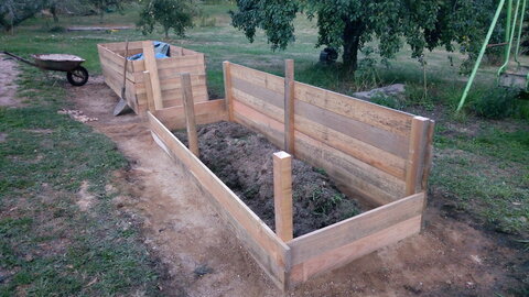 Lavernois vivrier 01 : mes premiers bacs potagers, Avec cette procédure de montage, et malgré la mise en place délicate, il me semble que ça va beaucoup plus vite. Cette accélération me réjouit et me rassure un peu. J’achève cette cinquième session de travail sur ces sensations positives.