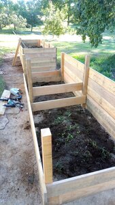 Lavernois vivrier 01 : mes premiers bacs potagers, Il est beaucoup plus facile d’installer les renforts latéraux sur les tasseaux de cette version du bac.