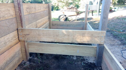 Lavernois vivrier 01 : mes premiers bacs potagers, Ils font une séparation assez imposante, ce qui n’est pas l’idéal, mais c’est bien tenu ainsi.