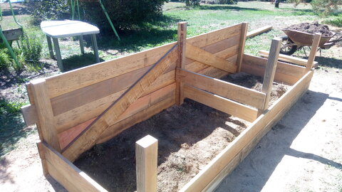 Lavernois vivrier 01 : mes premiers bacs potagers, Cette version du bac contient 4 mètres de planches de plus, soit environ 3€ de plus (pour environ 50€ par bac). J’ai coupé des sections d’1m55, les ai disposées avec des serre-joints, ai tracé ce qui devait être enlevé pour entrer en diagonale, puis j’ai coupé à la scie à main, comme le reste. Ce n’est pas hyper précis, mais ça fonctionne.
