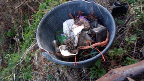 Lavernois vivrier 01 : mes premiers bacs potagers, Voilà le genre de déchets que je retrouve partout… Tous les deux coups de pelle environ, c’est énervant…