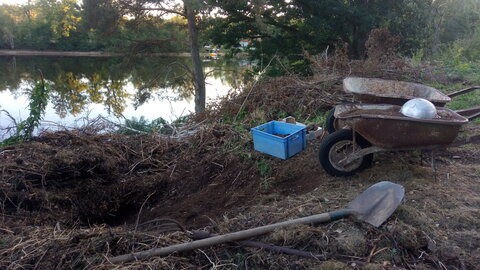 Lavernois vivrier 01 : mes premiers bacs potagers, La passoire de cuisine mentionnée plus tôt, et le genre de trou que donnent mes fouilles sous les branchages accumulés…