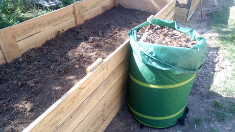 Lavernois vivrier 01 : mes premiers bacs potagers, Je me suis procuré un sac de 175L, dans lequel je tasse bien.