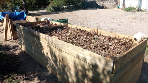 Lavernois vivrier 01 : mes premiers bacs potagers, Feuilles étalées…