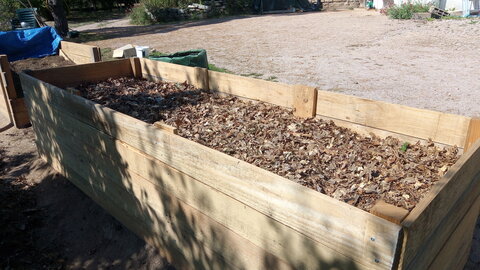 Lavernois vivrier 01 : mes premiers bacs potagers, Feuilles tassées…