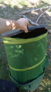 Lavernois vivrier 01 : mes premiers bacs potagers, Après 4 trajets et 700L de feuilles, ce sac super renforcé, et surtout super cher, est déjà éventré ! Quelle arnaque !