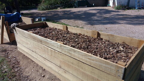 Lavernois vivrier 01 : mes premiers bacs potagers, Si mon compte est bon (je ne suis plus parfaitement sûr du nombre d’allers-retours), 700L de feuilles permettent de monter d’une rangée de planches, soit 15 cm. Il m’a fallu environ 2 heures par sac, soit une huitaine d’heures de boulot…