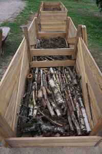 Lavernois vivrier 01 : mes premiers bacs potagers, Des bûches… J’ai tenté de privilégier le boulot dans ce bac.