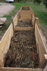 Lavernois vivrier 01 : mes premiers bacs potagers, Des déchets verts pas trop épais…