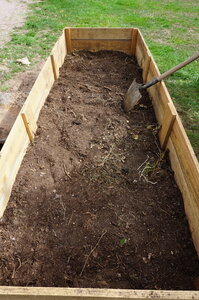 Lavernois vivrier 01 : mes premiers bacs potagers, Et quelques brouettes de terre…