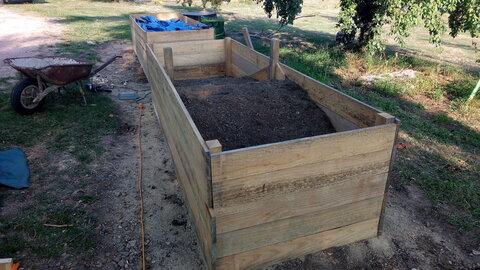 Lavernois vivrier 01 : mes premiers bacs potagers, J’aurais bien gardé ce bac ouvert plus longtemps, mais le remplir me prend trop de temps et je ressens le besoin d’avancer, car les jours passent et je commence à avoir l’impression que je ne viendrai jamais à bout de ce chantier. J’ai rapidement et facilement ajouté les petits côtés.