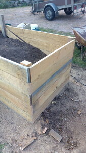 Lavernois vivrier 01 : mes premiers bacs potagers, Je coupe ce qui dépasse…