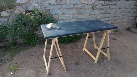Lavernois vivrier 01 : mes premiers bacs potagers, Une planche retrouvée dans le grenier, bien dense et pas trop lourde, idéale pour un plan de travail mobile, avec ces deux tréteaux achetés 10€ l’un…