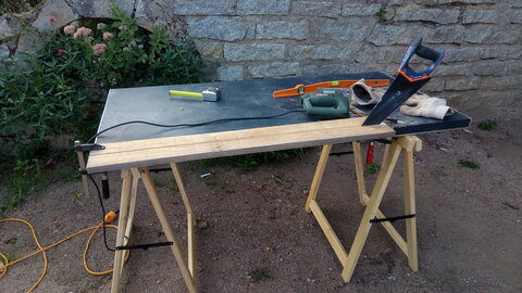 Lavernois vivrier 01 : mes premiers bacs potagers, C’est en faisant qu’on apprend… que couper une planche dans la longueur est incomparablement plus dur et long. Environ 40 minutes le mètre (avec mes bras à moi…) ! J’ai pu m’aider (partiellement) d’une scie sauteuse, mais je trouve cet outil dangereux, peu précis, et les lames sont fragiles.