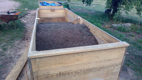 Lavernois vivrier 01 : mes premiers bacs potagers, Ces planches de 7,5cm de large servent de rebords. Je ne suis pas certain de leur utilité, mais j’ai vu que ça se faisait. Peut-être m’en servirai pour poser des choses, éventuellement des structures légères pour ombrager ou mettre au chaud les plants…