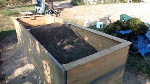 Lavernois vivrier 01 : mes premiers bacs potagers, Je fixe le rebord sur le haut des tasseaux.