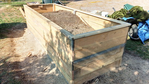 Lavernois vivrier 01 : mes premiers bacs potagers, Cette fois ça y est, j’ai fini un bac… Du moins, fini de le construire.