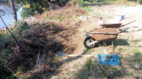Lavernois vivrier 01 : mes premiers bacs potagers, Une brouette de plus… J’aurais dû, mais je ne tiens pas le compte, et je n’ai pas fait de photo à chaque fois, ce qui m’aurait aidé à chiffrer… Peut-être que le remplissage d’un autre bac m’en donnera l’occasion…