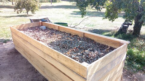 Lavernois vivrier 01 : mes premiers bacs potagers, Il est temps d’en finir ! J’attaque les rebords du premier bac, après avoir enlevé ce qui dépassait au niveau des tasseaux et des renforts ici aussi. Le fait de scier n’a visiblement pas inquiété les guêpes en grand nombre, on reste en bons termes…