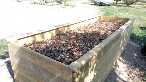 Lavernois vivrier 01 : mes premiers bacs potagers, J’ai pu viser dans les 2cm d’épaisseur des planches renfort. Je suppose que ça les fragilise un peu…