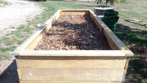 Lavernois vivrier 01 : mes premiers bacs potagers, Et voilà le travail ! À première vue, ça me semble un peu moins beau qu’avec les inserts aux angles comme pour l’autre bac…