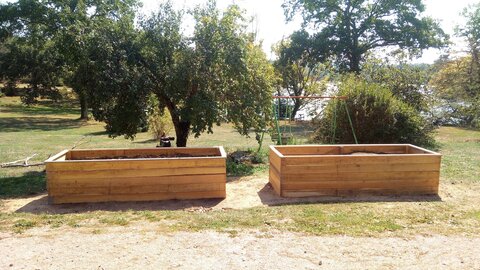 Lavernois vivrier 01 : mes premiers bacs potagers, Fini ! Ça semblait imposant au début, mais c’est loin d’être moche. Ce projet était idéal pour un premier travail de menuiserie avec un équipement modeste et un bois peu cher mais « défraîchi » (effectivement !).