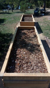 Lavernois vivrier 01 : mes premiers bacs potagers, Je vais aussi pouvoir savoir laquelle de ces deux fabrications tient le mieux la charge sur la durée, car avec plus de 4 tonnes de terre par bac, la seule chose qui est sûre, c’est que ça va travailler.