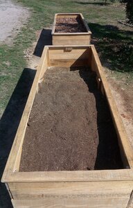 Lavernois vivrier 01 : mes premiers bacs potagers, Ne reste plus qu’à finir de remplir…
