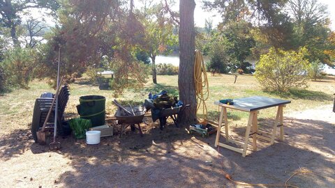 Lavernois vivrier 01 : mes premiers bacs potagers, J’ai déjà envie d’en construire d’autres, différents et différemment ! Je trouve que ces bacs vont bien entre les fruitiers. Peut-être qu’un jour, il y aura des fruitiers et des bacs partout sur ce terrain…