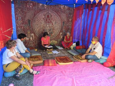 Rythmes et Couleurs de l'Inde 2020, Rythmes et Couleurs de l’Inde 7 tente a contes2  1 