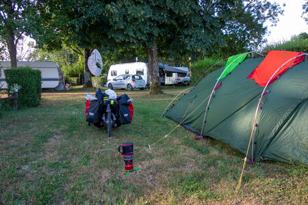 balade Vélo 2020 le long des côtes, Soirée au camping à noter le rechaud et son joli trépied vert pour la stabilité, trés pratique et également très fragile il a cassé très rapidement.