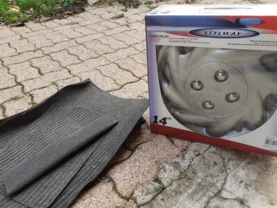 vide maison, 10€ les 4 enjoliveurs + tapis