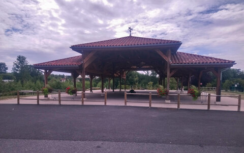 balade Vélo 2020 le long des côtes, Le marché couvert de St Armand du Fion je m'y suis abrité le temps d'une petite averse, même pas mouillé!
