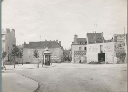 place grangier, vue sur la rue du chateau