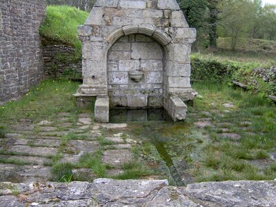 Entre Plouay et Ploerdut<br>@copyleft <a href=https://www.le-fab-lab.com>Le Fab'Blab</a> Licence Art Libre, fontaine-morbihan-02