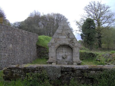 Entre Plouay et Ploerdut<br>@copyleft <a href=https://www.le-fab-lab.com>Le Fab'Blab</a> Licence Art Libre, fontaine-morbihan-03