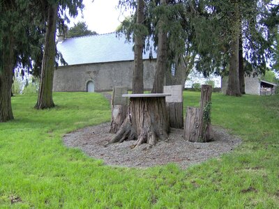 Entre Plouay et Ploerdut<br>@copyleft <a href=https://www.le-fab-lab.com>Le Fab'Blab</a> Licence Art Libre, table-et-sieges-arbres-morbihan