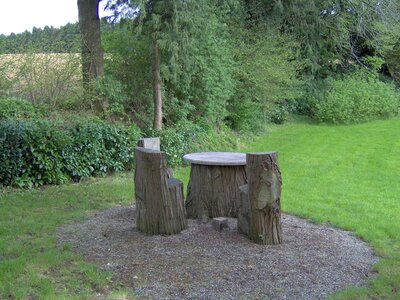 Entre Plouay et Ploerdut<br>@copyleft <a href=https://www.le-fab-lab.com>Le Fab'Blab</a> Licence Art Libre, table-et-sieges-arbres-morbihan-02