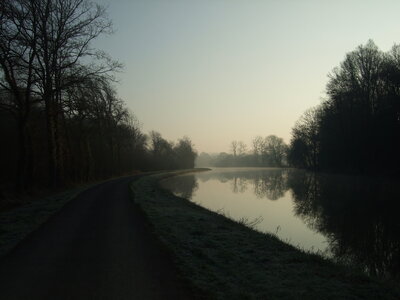 Josselin, canal de Nantes à Brest<br>@copyleft <a href=https://www.le-fab-lab.com>Le Fab'Blab</a> Licence Art Libre, canal-nantes-brest-sombre