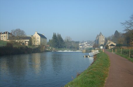 Josselin, canal de Nantes à Brest<br>@copyleft <a href=https://www.le-fab-lab.com>Le Fab'Blab</a> Licence Art Libre, josselin-ecluse chateau