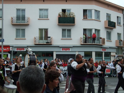 Grande parade festival Lorient 2008<br>@copyleft <a href=https://www.le-fab-lab.com>Le Fab'Blab</a> Licence Art Libre, bagad-beuzeg-ar-chap_beuzec-cap-sizun-1
