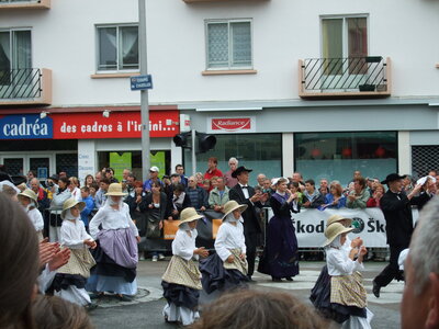 Grande parade festival Lorient 2008<br>@copyleft <a href=https://www.le-fab-lab.com>Le Fab'Blab</a> Licence Art Libre, cercle-boked-er-lann_larmor-plage1