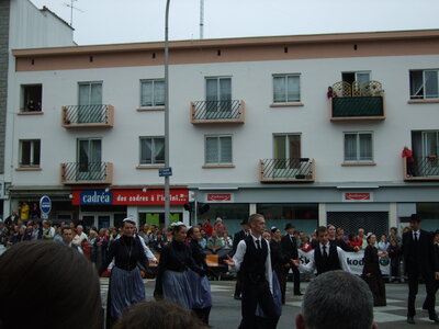 Grande parade festival Lorient 2008<br>@copyleft <a href=https://www.le-fab-lab.com>Le Fab'Blab</a> Licence Art Libre, cercle-breizh-nevez_mur-de-bretagne-2
