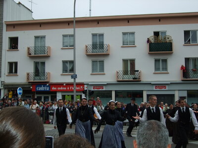 Grande parade festival Lorient 2008<br>@copyleft <a href=https://www.le-fab-lab.com>Le Fab'Blab</a> Licence Art Libre, cercle-breizh-nevez_mur-de-bretagne-3