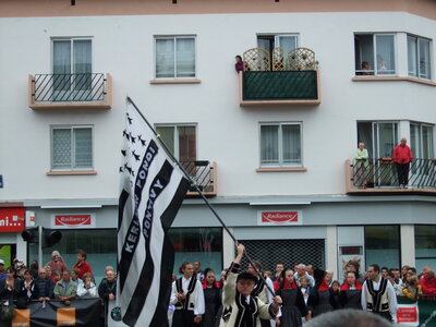 Grande parade festival Lorient 2008<br>@copyleft <a href=https://www.le-fab-lab.com>Le Fab'Blab</a> Licence Art Libre, kerlenn-pondi-cercle-et-bagad-pontivy
