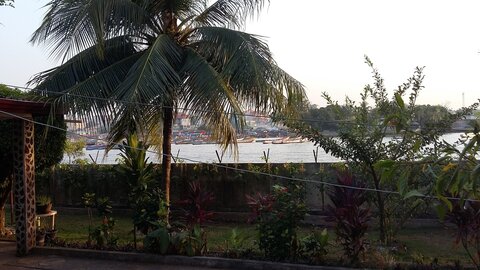 Premiers pas en Guinée, Vue près du pont Kaporo à Conakry
