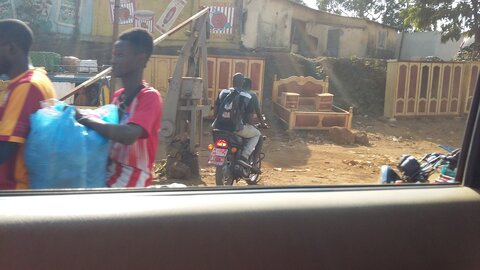Premiers pas en Guinée, Marchand de meubles à Conakry