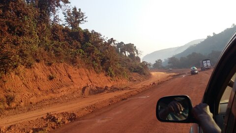 Premiers pas en Guinée, Trajet Conakry-Mamou : rouge poussière !